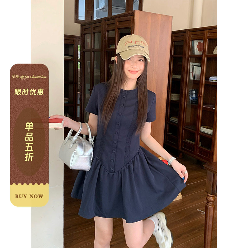 一只闪闪藏蓝色圆领短袖图片