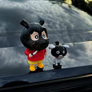 车载创意搞怪打劫蜡笔小新和小白手办桌面摆件玩偶车尾中控台摆件