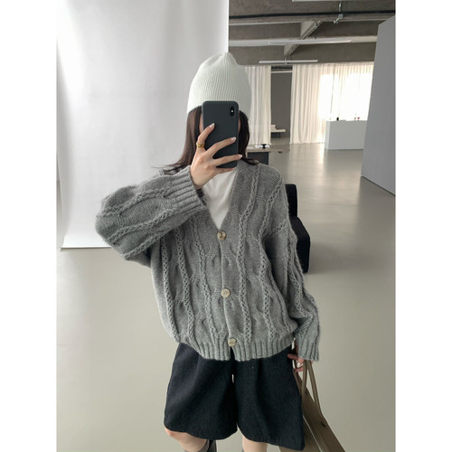 上新简约百搭麻花纹V领羊毛开衫女保暖毛衣（4.8%绵羊毛）YS1-611