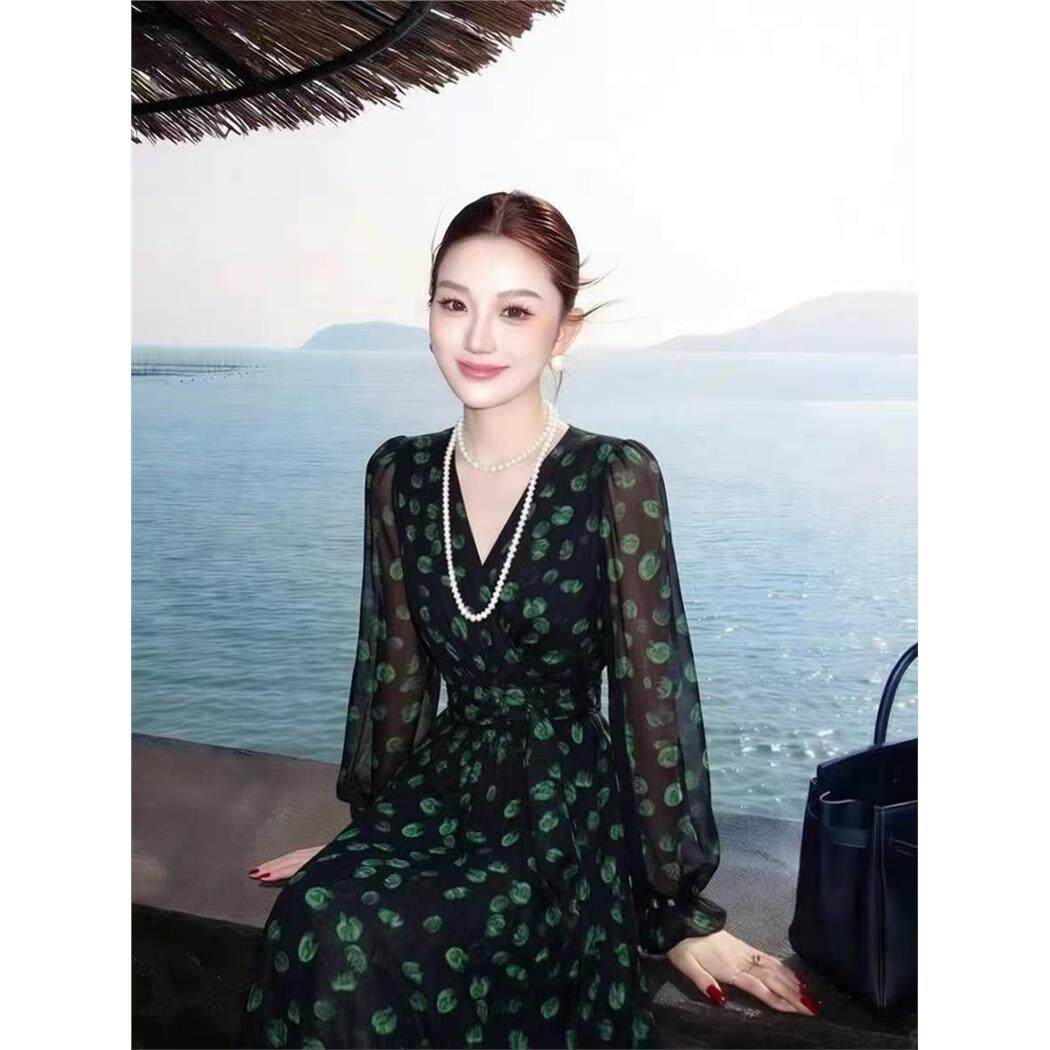 绝美漂亮小裙子女春茶歇