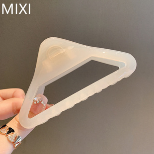 简约小众设计大号三角形镂空抓夹2026年春夏新款盘发夹鲨鱼夹发夹