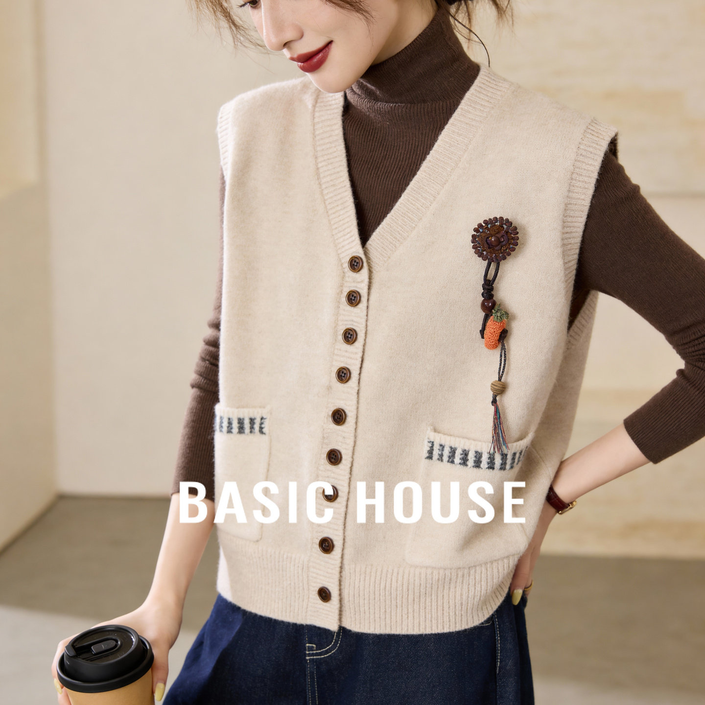 Basic House/百家好挂坠装饰米白针织马甲女冬季纽扣开衫无袖上衣,女装/女士精品,毛衣,淘宝优惠券,粉丝福利购,淘宝优惠卷