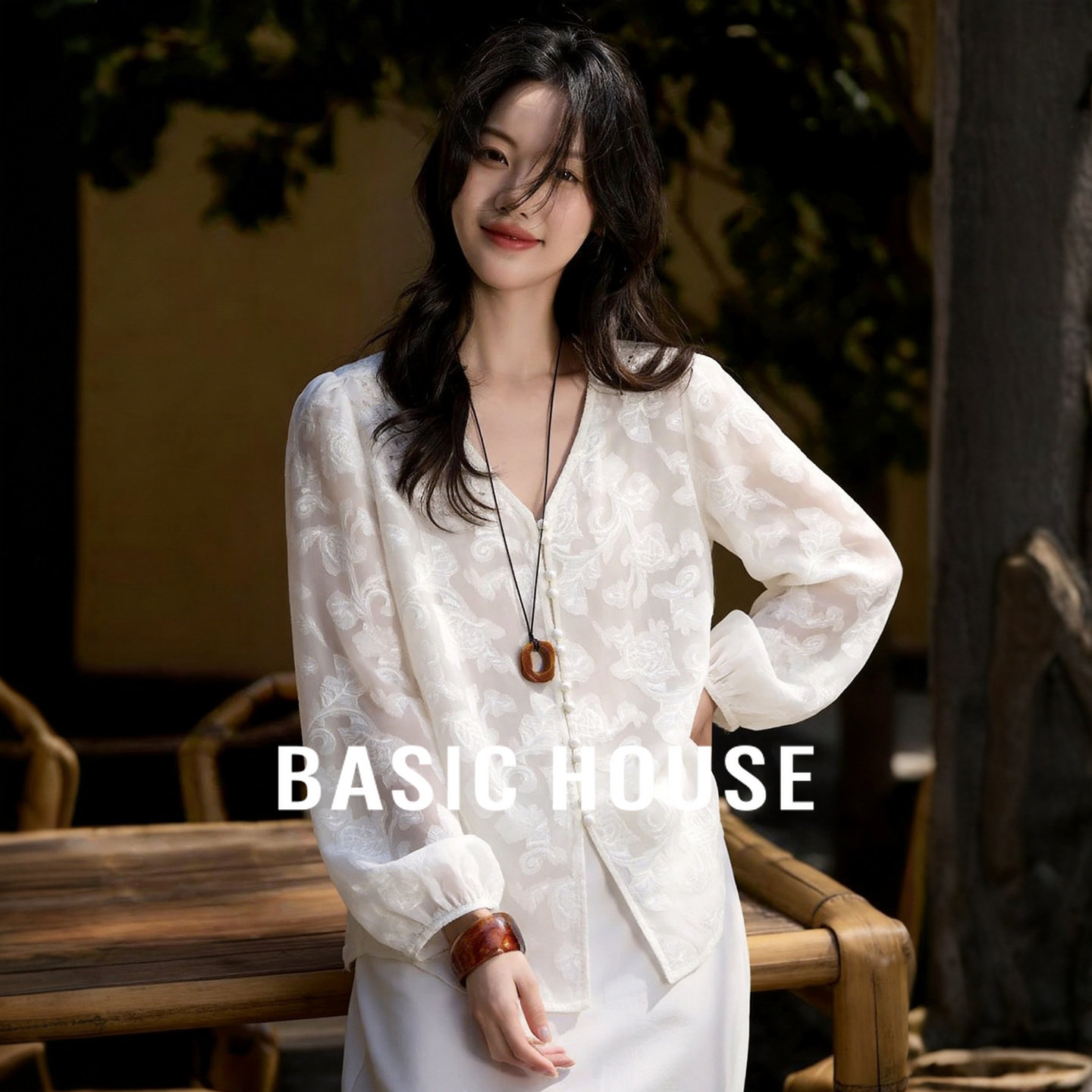 Basic House/百家好轻奢温柔风白色刺绣衬衫女V领长袖高级感上衣