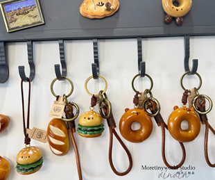 手工碱水面包包挂复古牛皮绳车钥匙挂饰小众创意礼物汉堡卡皮巴拉