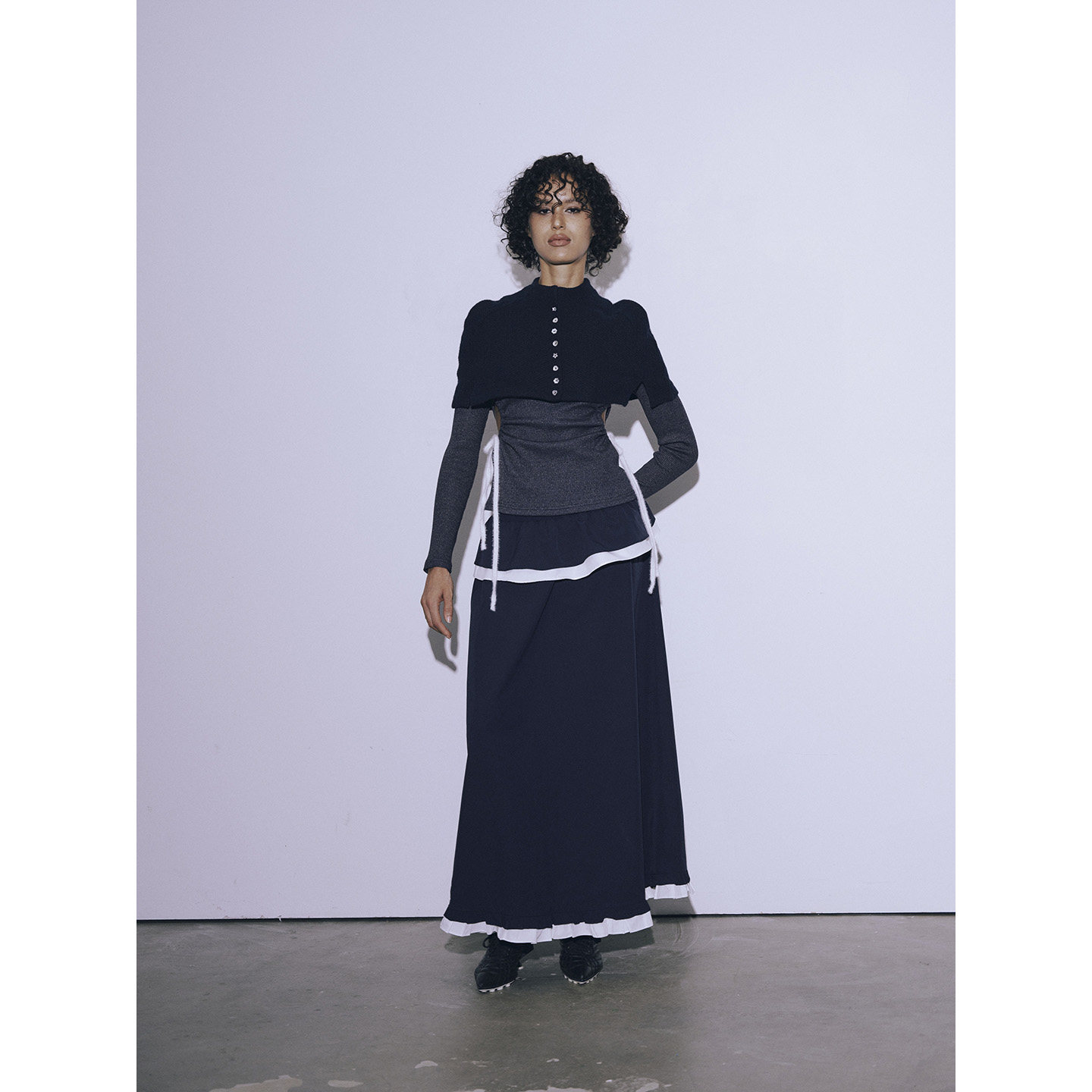 藏蓝单排造型贝壳扣毛绒斗篷