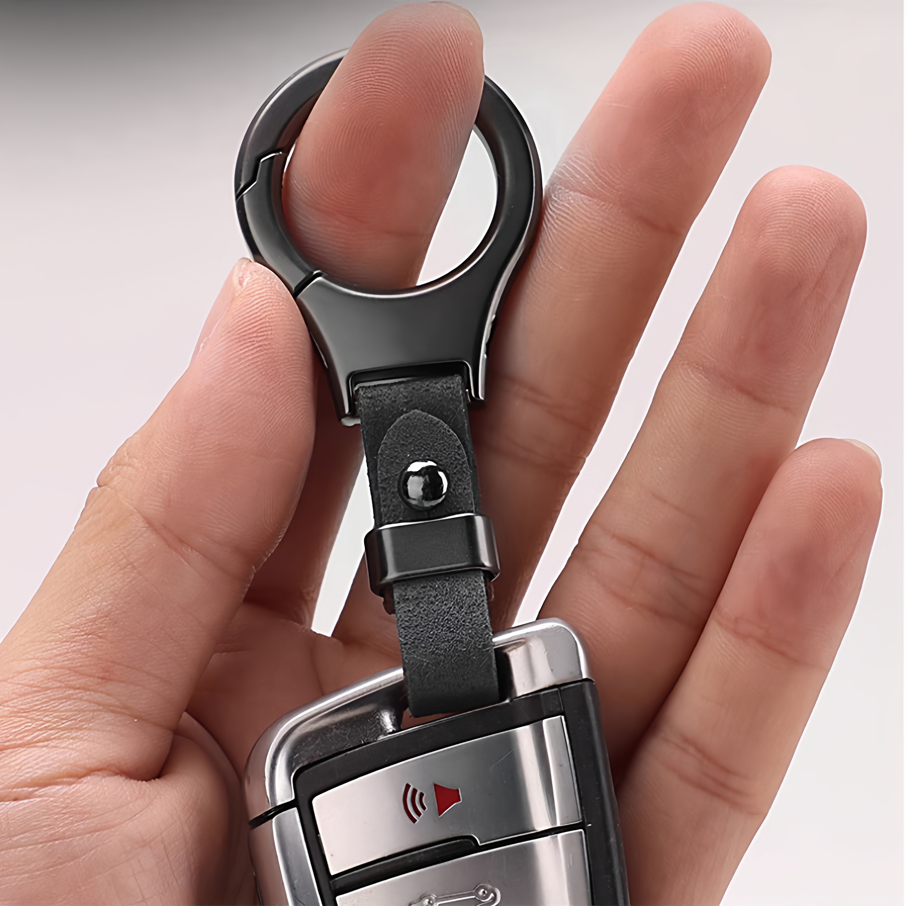 汽车便携式皮革钥匙扣男新款多功能皮带女士钥匙挂车用防丢配件