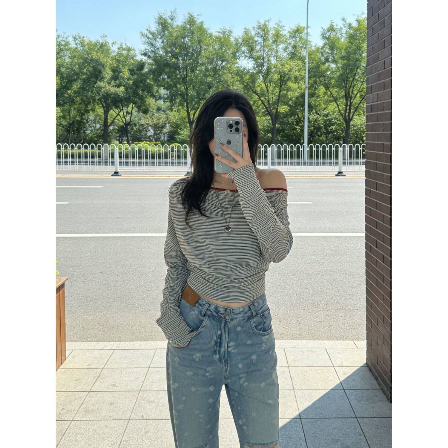 高级感撞色条纹斜肩长袖T恤女2026年新款小个子修身显瘦露肩上衣