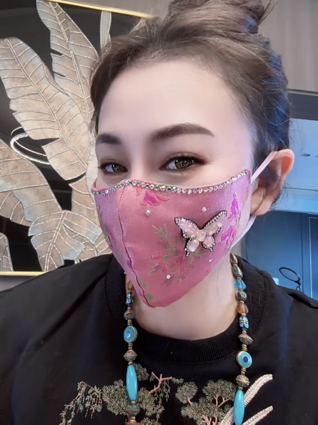 2024年秋冬季新款双层布艺口罩手工镶钻蝴蝶粉色装饰透气面罩女款
