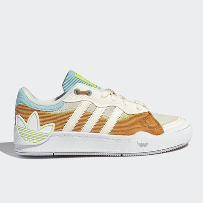 阿迪达斯女子经典板鞋