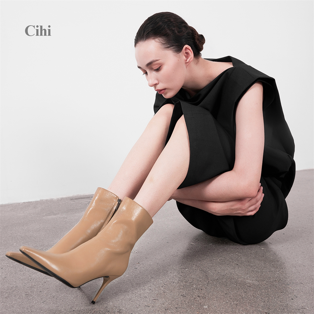 Cihi 刀锋感方尖头 自然揉纹油蜡质感内倾弧度细高跟短靴