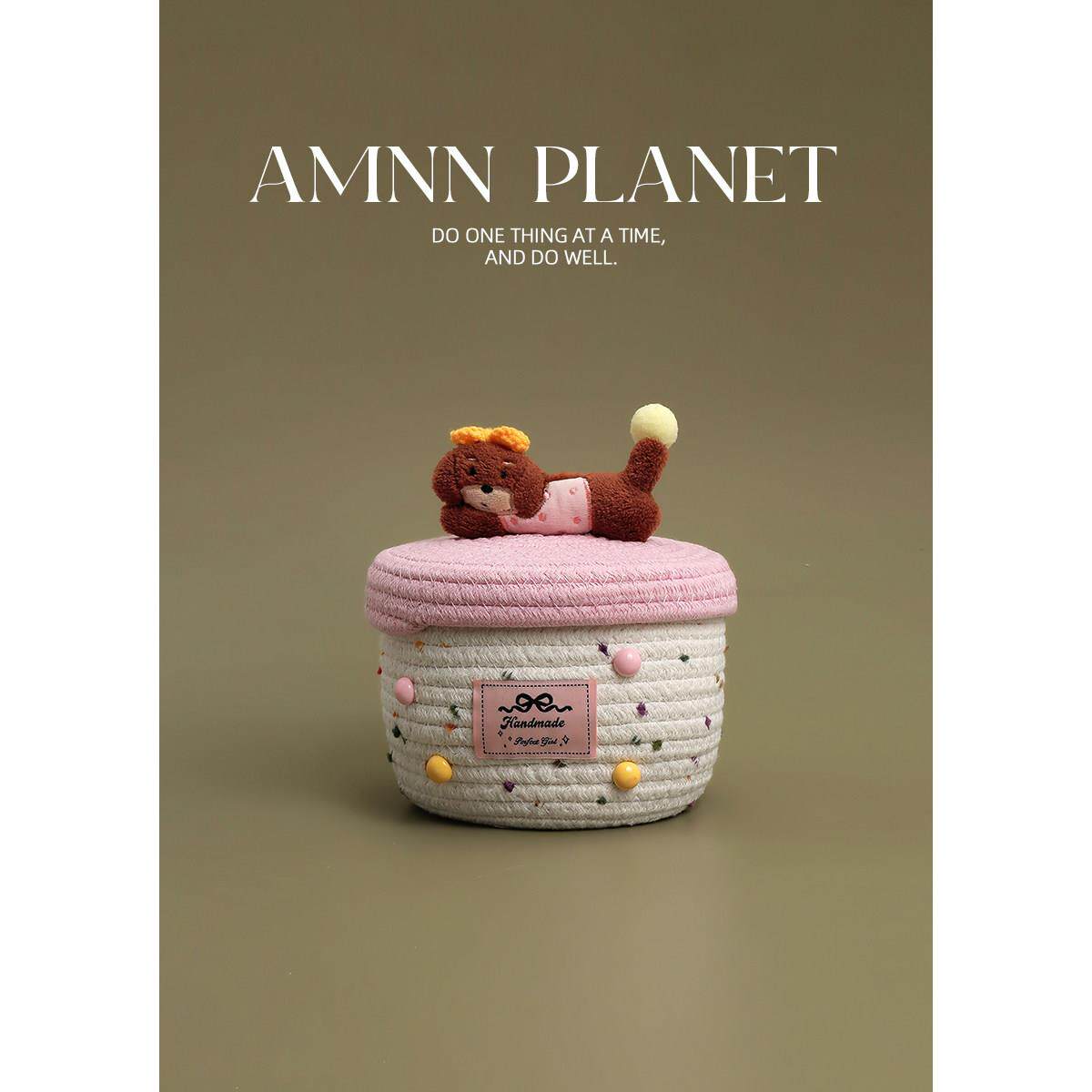 AMNN 翘尾巴小狗可爱桌面收纳筐创意编织可爱粉色系杂物零食储物