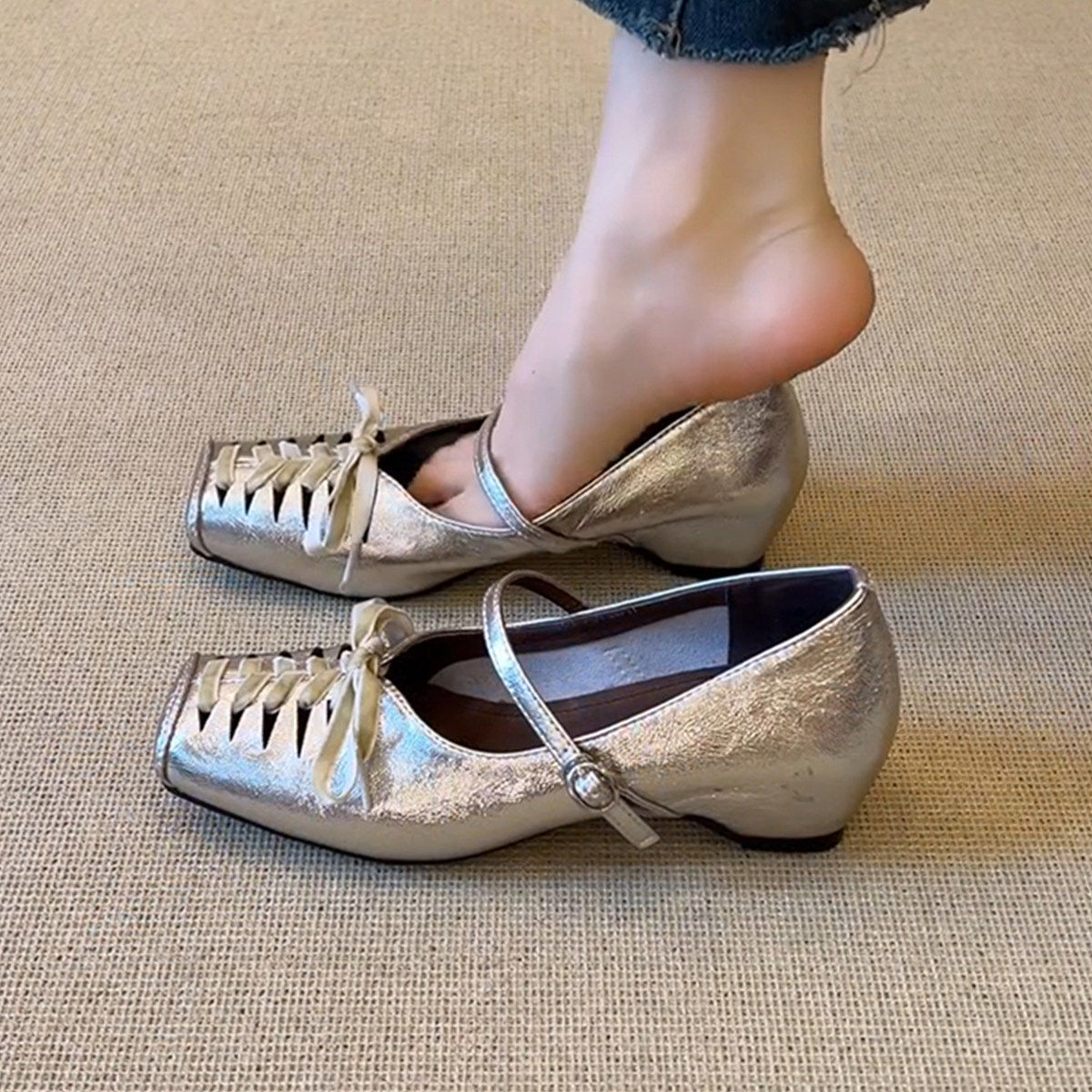 羊皮版网红超火银色玛丽珍鞋女 2026 新款坡跟镂空绑带一字带单鞋