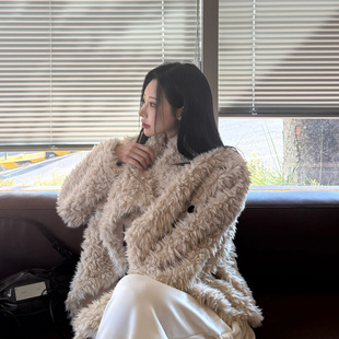 2025冬洋气毛绒绒侧边扣羊羔毛短款毛毛外套人造皮草翻领长袖外套