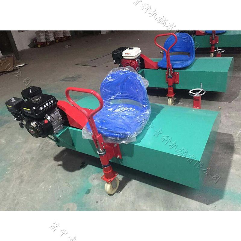 座驾式人造草坪梳理机 小型汽油园林梳草机 足球场操场草丝刷草机