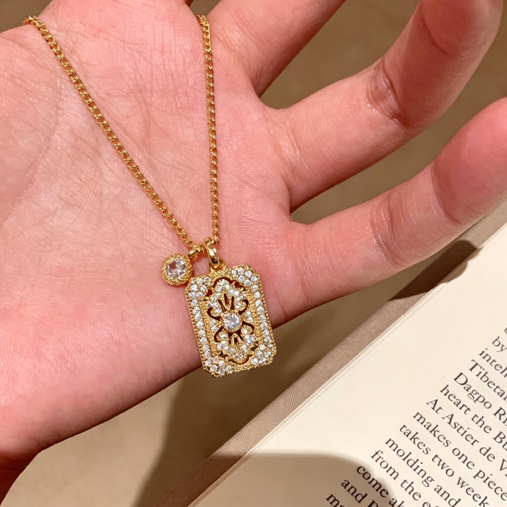 法式复古金色蕾丝镂空无事牌项链女满钻超闪轻奢高级感方牌锁骨链