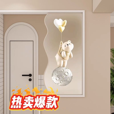 奶油风入户门正对卫生间隔断屏风
