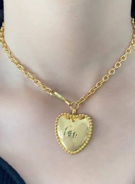 欧美复古金色花边大爱心项链