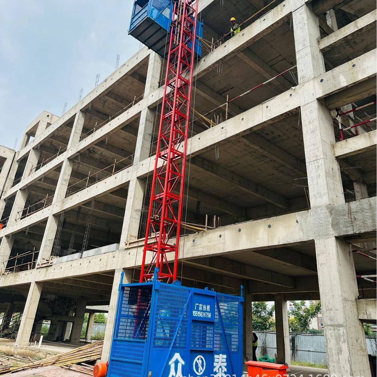 承重2吨建筑施工升降机双吊笼工地上料提升机单柱双笼施工升降机