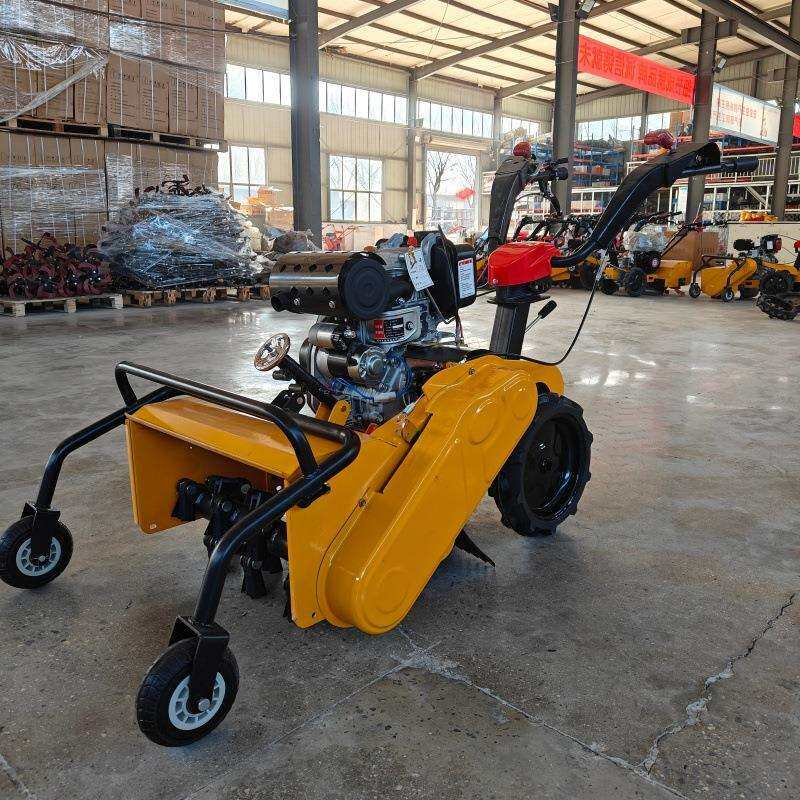 轻便手推式旋耕机荒山翻整松土除草碎草机四驱柴油自走式除草机