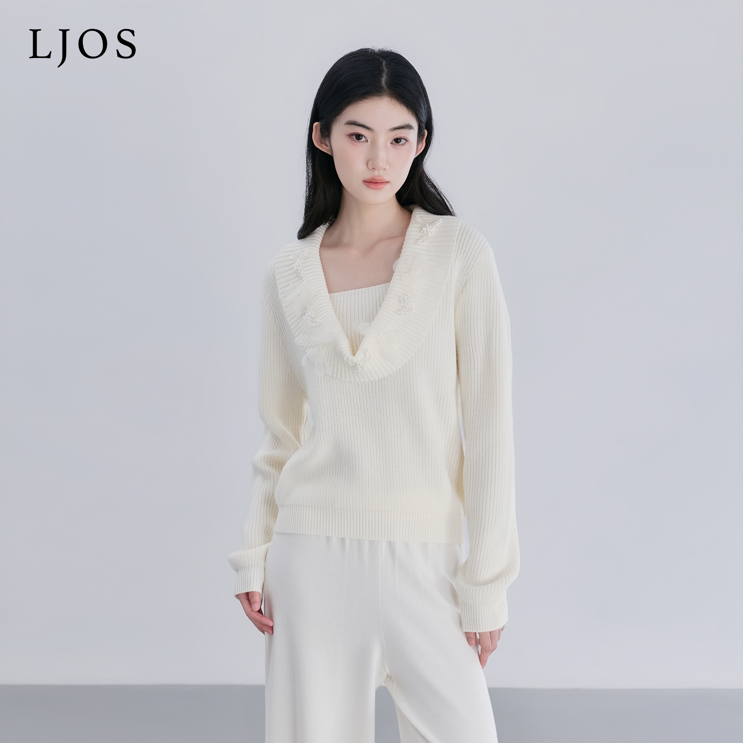 LJOS | 奶杏色V领珍珠装饰针织衫2025冬羊毛显瘦毛衣修身