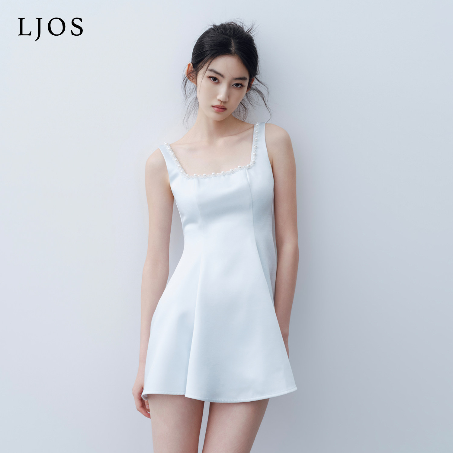LJOS | 缎光浅蓝珍珠镶嵌装饰吊带连衣裙2026早春新品蓝色U领短裙