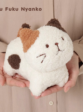 日本HAPiNS猫咪玩偶可爱公仔抱枕沙发床上女孩卧室三花猫毛绒玩具