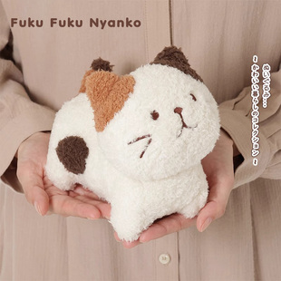 日本HAPiNS猫咪玩偶可爱公仔抱枕沙发床上女孩卧室三花猫毛绒玩具