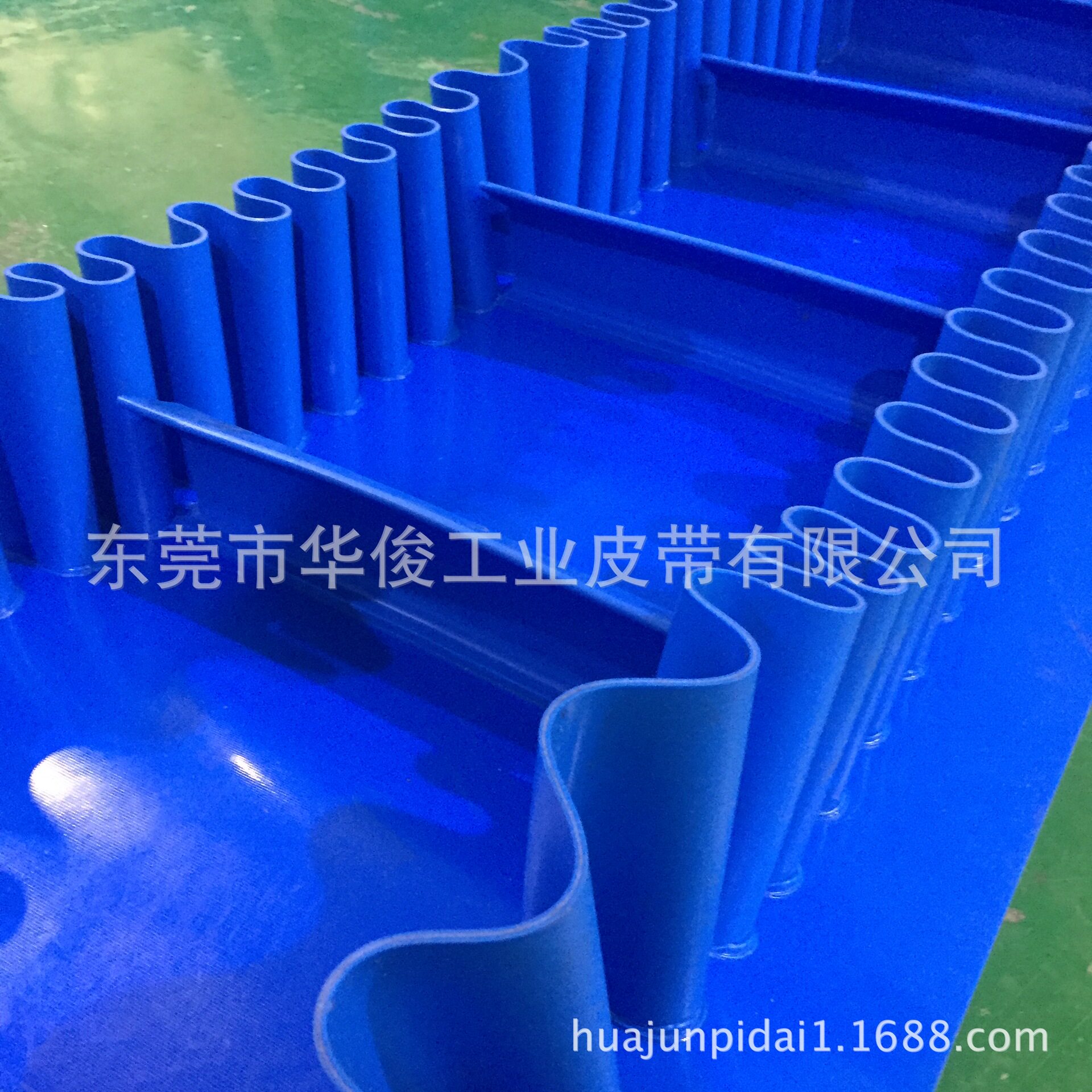 PVC挡板裙边输送带140高裙边输送带斜弯挡板输送带物料提升输送带