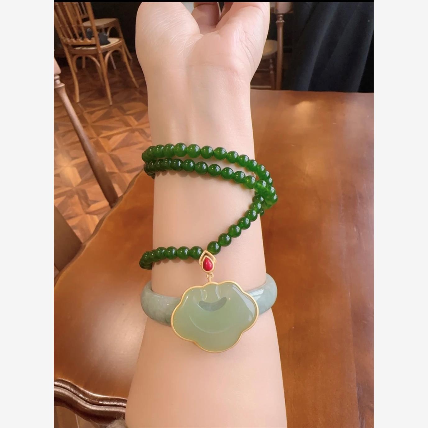 祖母绿玉髓和田玉如意吊牌流苏吊坠沙金配件隔珠项链叠加多圈手串