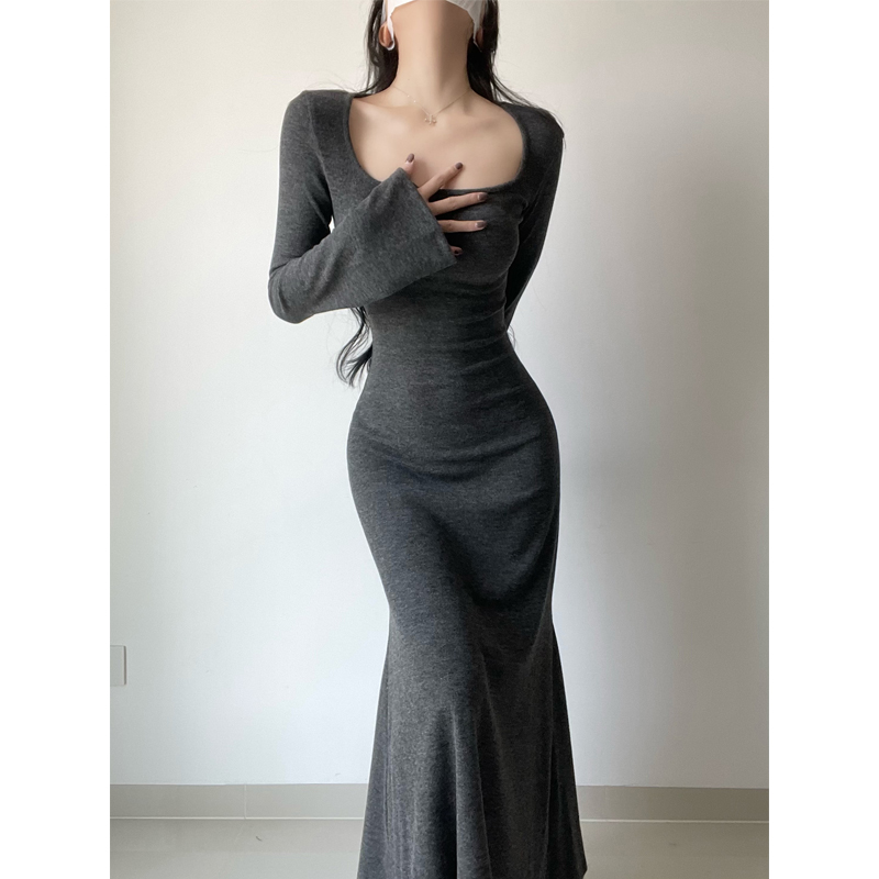 大方领长袖收腰喇叭袖连衣裙