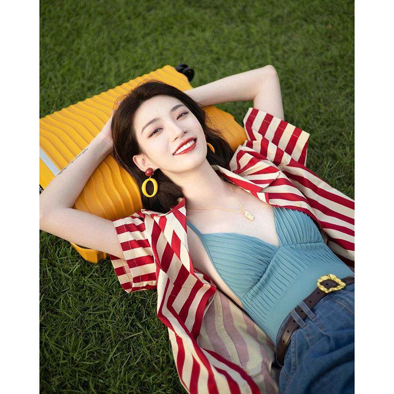 独特别致小衫夏季新款短款上衣女法式设计感小众红色条纹短袖衬衫