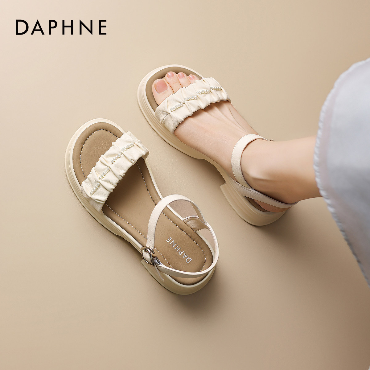 达芙妮米色厚底一字带凉鞋女2026新款春夏季软底法式沙滩外穿女鞋