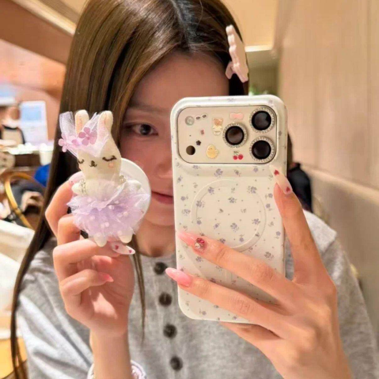 紫色碎花裙子小兔支架磁吸菲林适用于iphone17promax苹果16手机壳