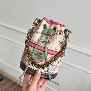 可爱拉绳水桶包2024新款手提圆筒包高级感小众设计单肩斜挎小包包