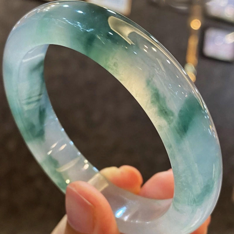 缅甸老坑冰种翡翠色手镯女士正圈阳绿飘花玉镯子精选玉镯送礼送人