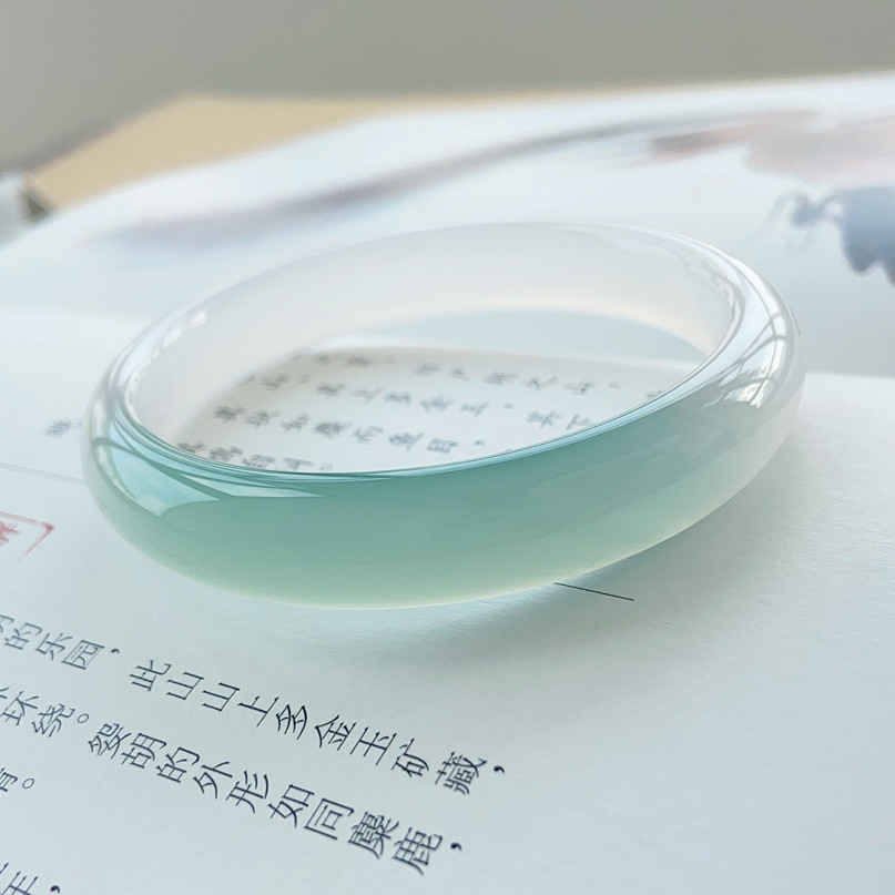 {春不晚}高品质玛瑙扁条半山半水手镯文艺清新俏色镯白冰飘绿玉镯
