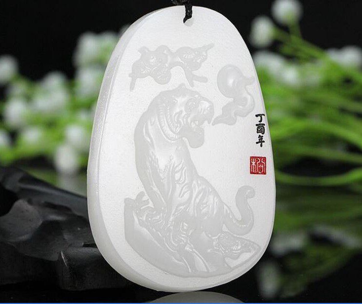 精品高品质白玉阿富汗玉上山虎玉牌羊脂白玉虎虎生威男女同款吊坠
