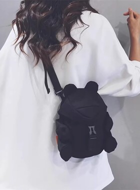 小众设计黑色帆布小包包女2026新款休闲个性胸包多功能运动斜挎包