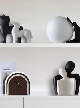 现代简约桌面抽象艺术钟表摆件高C级感小众客厅新家玄关电视柜装