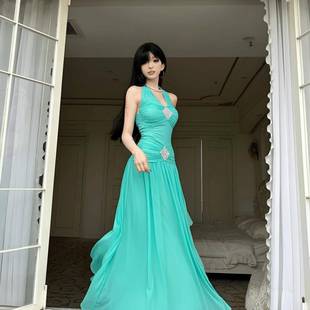 挂脖收腰显瘦v领海边度假连衣裙性感纯欲风长款 法式 高级感掐腰裙