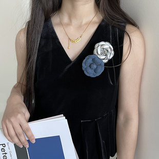 毛衣配饰2025新品 胸花女高级感牛仔蓝山茶花胸针气质复古装 饰西装