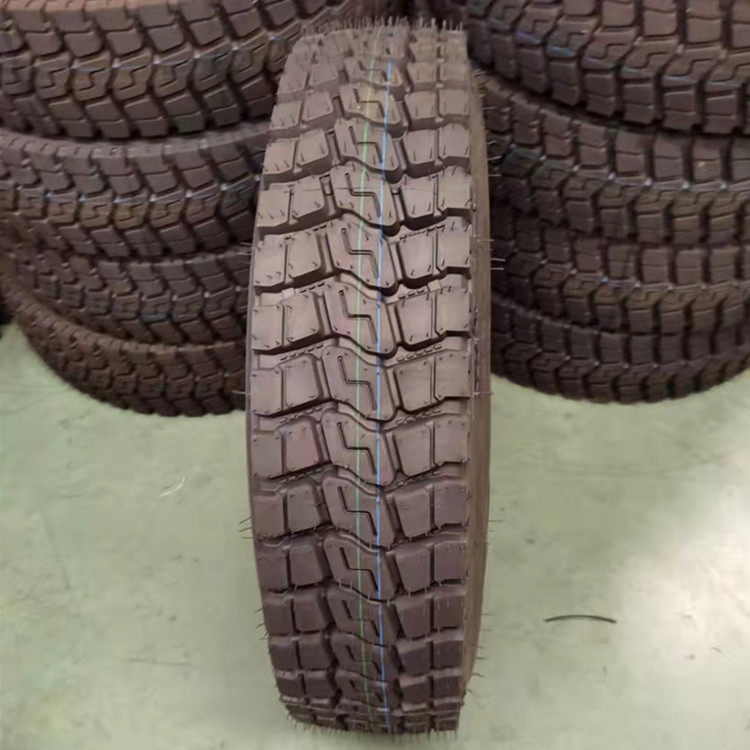 825R16汽车轮胎矿山花纹中短途货车自卸车轮胎重载防扎现货825R16