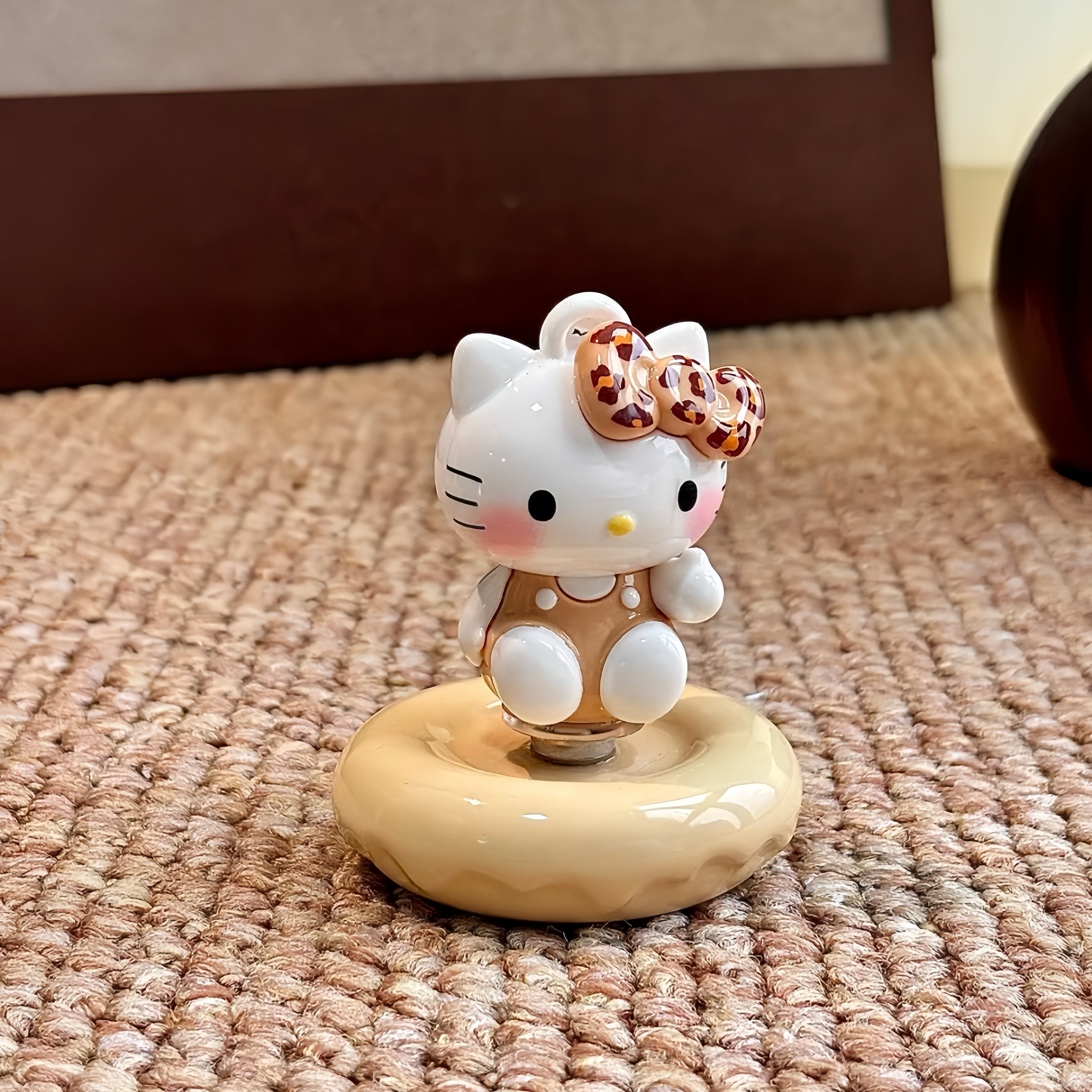正版HelloKitty转转潮玩手办创意豹纹凯蒂猫车载装饰品旋转摆件