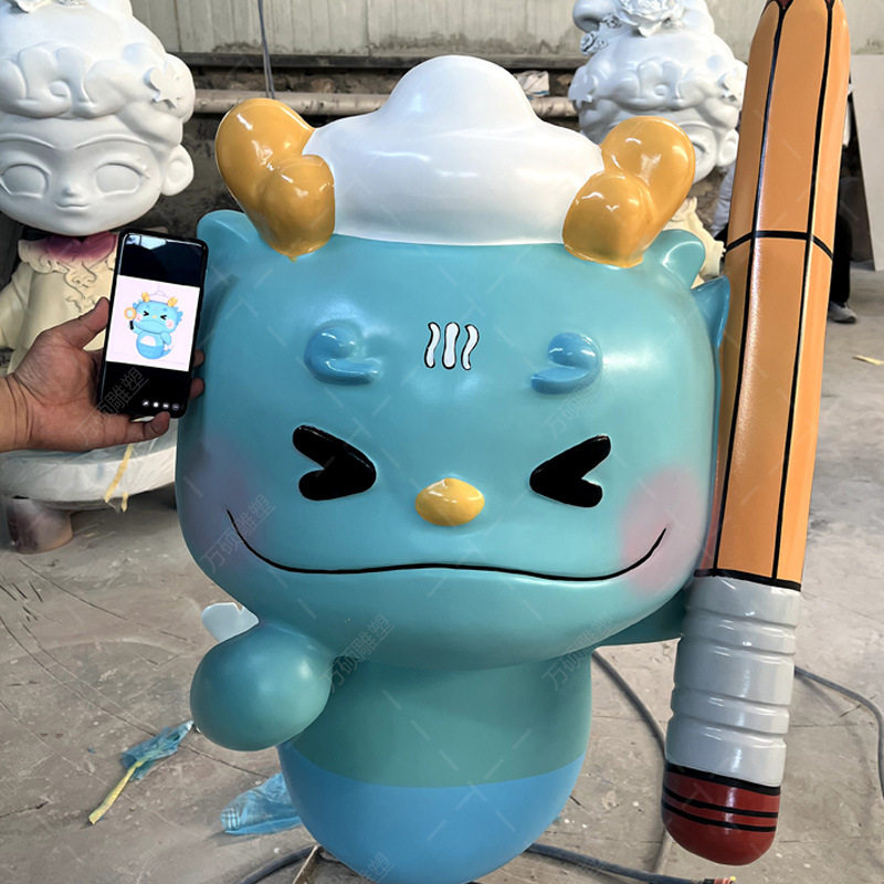 大型玻璃钢卡通雕塑定制可爱动漫企业ip小龙人拿铅笔树脂装饰摆件
