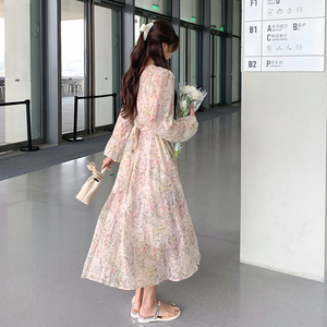 时髦洋气粉色v领碎花裙女初秋2025新款法式复古茶歇赫本风连衣裙