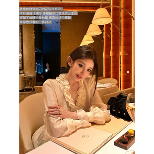 chicbyrr/Chol*e木耳花边V领系带衬衫喇叭袖收口设计