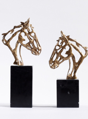 现代轻奢摆件玄关客厅装饰品样板间书柜抽象O金属中式镂空马头摆