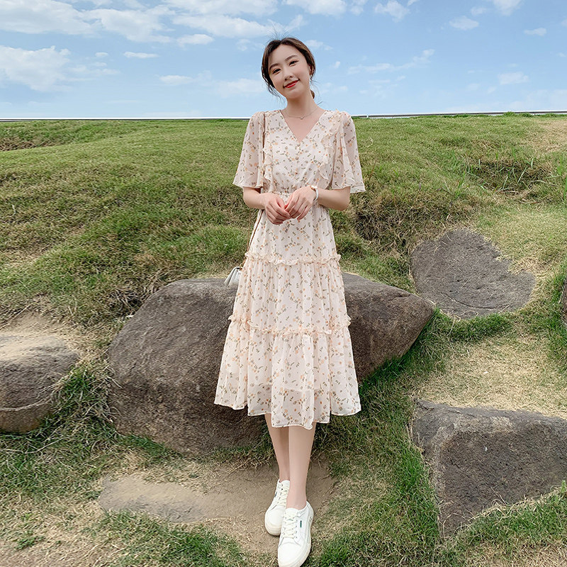 温柔风雪纺碎花连衣裙女夏季202B2新款显瘦气质修身喇叭袖a字裙子