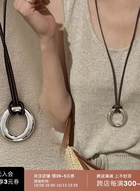 美拉德挂绳项链皮质圆环大吊坠皮绳毛衣链长款黑绳长链轻奢高级感