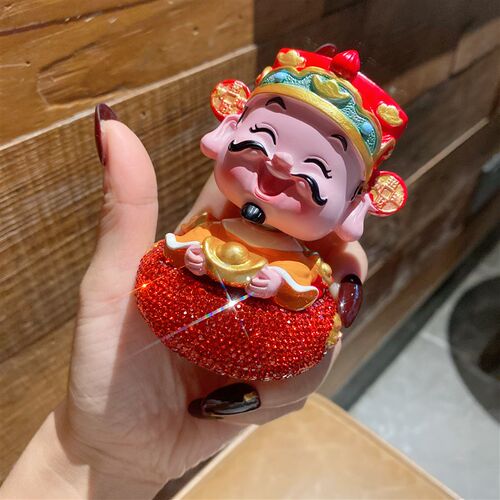 汽车创意红钻财神爷摆件轻奢个性摇头F公仔车载中控台装饰精致礼